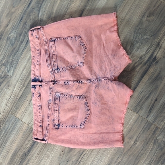 Torrid acid washed coral/orange jean shorts. Women's shorts. Size 18 - Picture 5 of 6